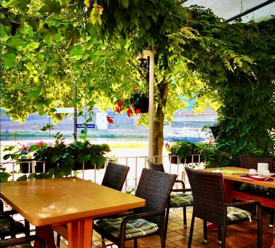 Hotel Krone Riesling Trittenheim Bagian luar foto