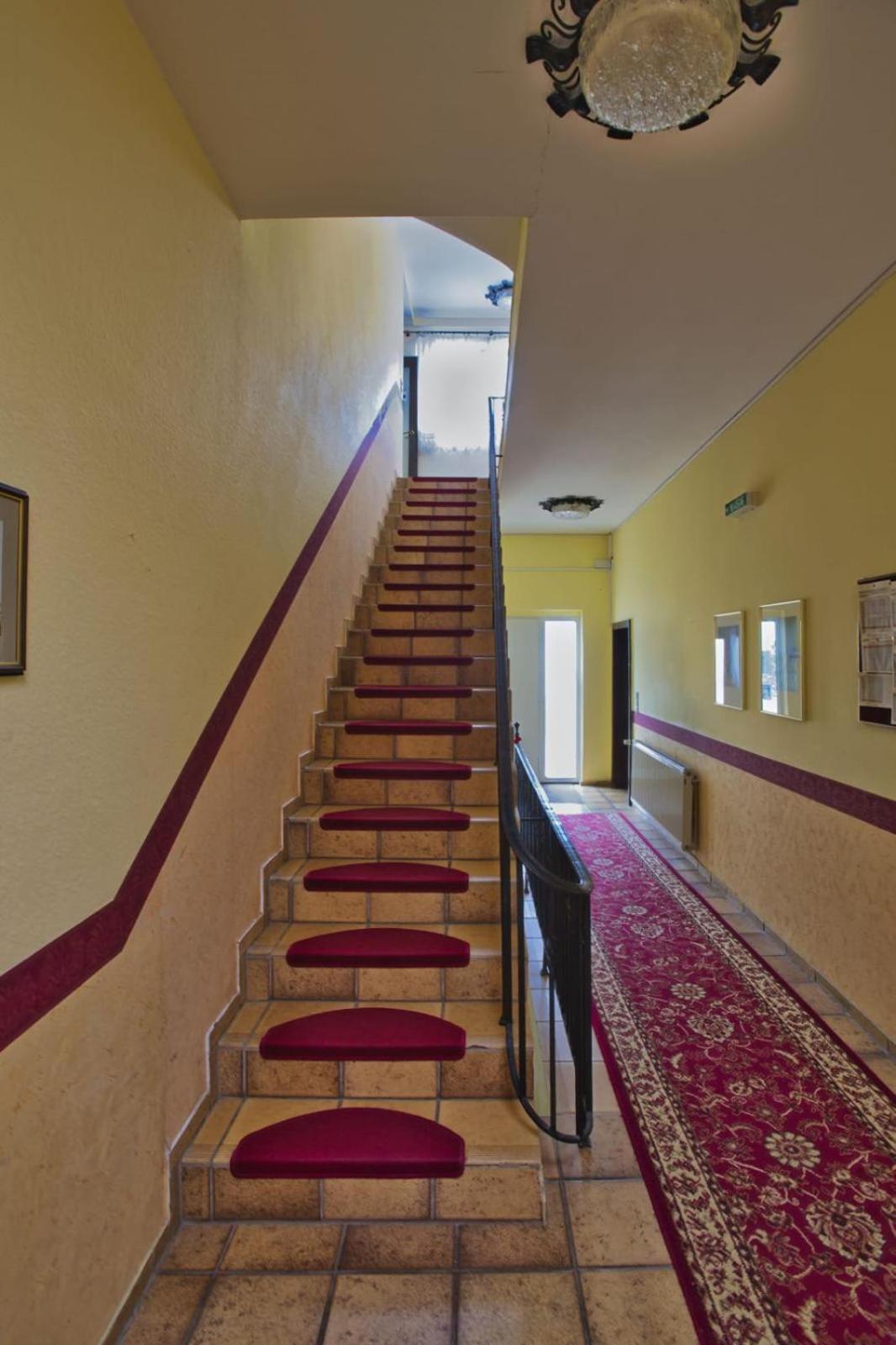 Hotel Krone Riesling Trittenheim Bagian luar foto